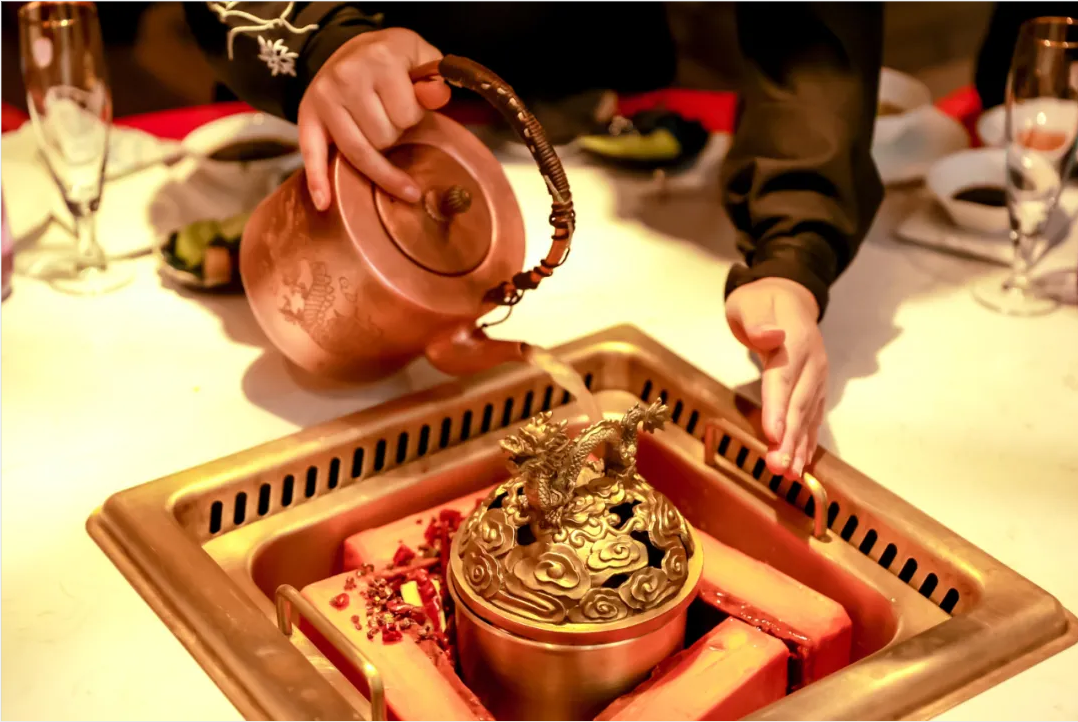 火鍋“新物種”強(qiáng)勢(shì)崛起！“發(fā)酵鍋底”正在升級(jí)火鍋賽道